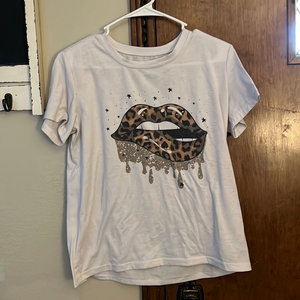 white tee shirt
